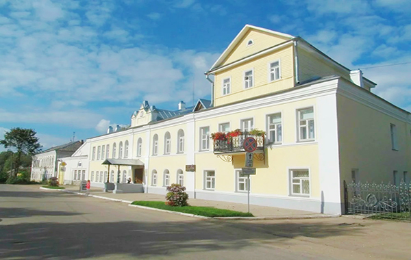 Реставрация фасада здания краеведческого музея в Боровичах